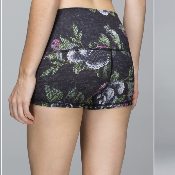 Lululemon Boogie Short (Roll Down) *Full-On Luon Garden Party Smooth Silver Mul - Picture 2 of 8